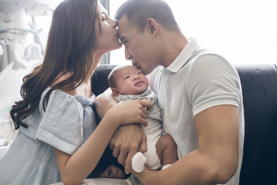 Chính vì vậy mà mới đây, cặp đôi lại quyết định chụp thêm một bộ ảnh gia đình nho nhỏ nữa để lưu lại làm kỷ niệm và để khoe với các khán giả.