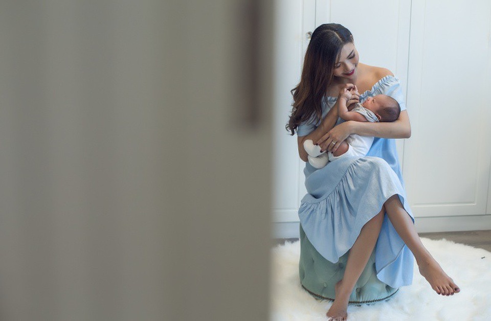 Với Thúy Diễm, thiên chức làm mẹ là một điều vô cùng thiêng liêng và còn khiến cho cô hạnh phúc hơn gấp bội so với trước đây. Cũng chính vì vậy mà trong những bức hình được chụp bên cạnh chồng và con, Thúy Diễm lúc nào cũng tươi cười một cách ngọt ngào và vô cùng viên mãn. Thúy Diễm cho biết, ở thời điểm hiện tại, điều cô và Lương Thế Thành quan tâm nhất chỉ là làm sao để nuôi dạy con cho tốt, làm sao để bé phát triển đầy đủ về cả thể chất lẫn tinh thần.