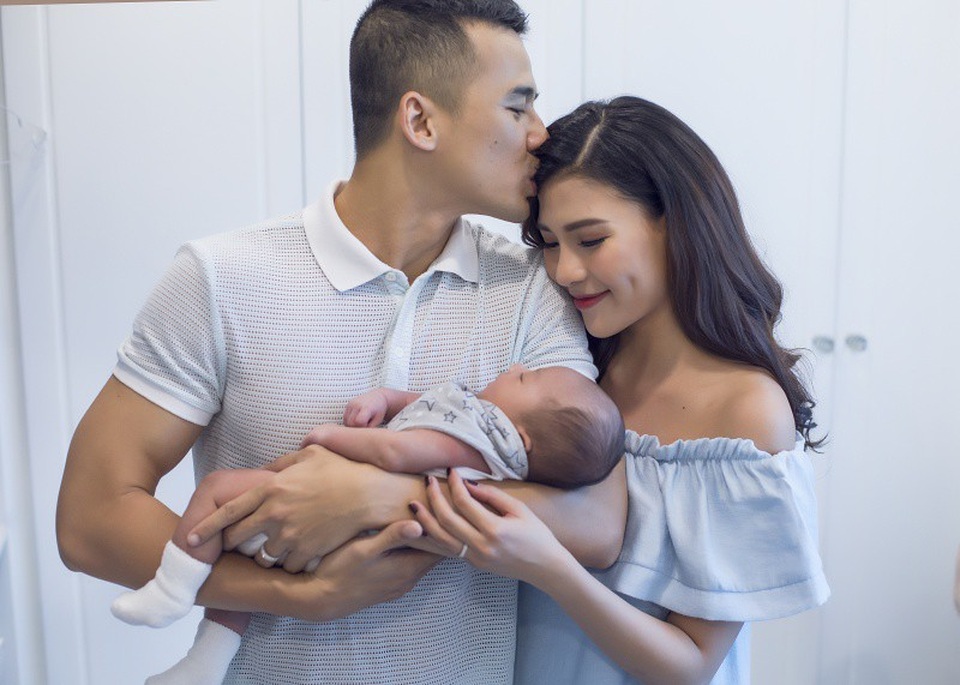 Lương Thế Thành lúc nào cũng chiều chuộng, thương yêu và chủ động giúp đỡ, san sẻ cùng vợ trong việc chăm sóc con cái. Chính vì vậy mà Thúy Diễm lại càng cảm thấy an tâm hơn phần nào. Hơn 2 tháng khi con ra đời, Lương Thế Thành vừa chăm con vừa chạy đi đóng phim để thêm thu nhập lo cho hai mẹ con có cuộc sống sung túc, bình an.