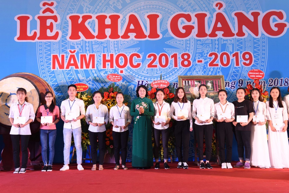 Phó Chủ tịch nước Đặng Thị Ngọc Thịnh dự Lễ khai giảng trường ĐH Thương Mại - 3
Phó Chủ tịch nước trao học bổng tới các sinh viên trường ĐH Thương Mại