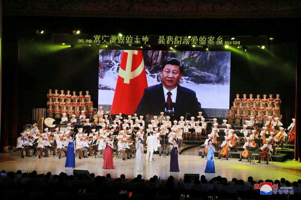 Sự đón tiếp hiếm có của ông Kim Jong-un dành cho quan chức Trung Quốc - 5 Màn hình lớn tại chương trình nghệ thuật đã chiếu các hình ảnh của Chủ tịch Trung Quốc Tập Cận Bình.