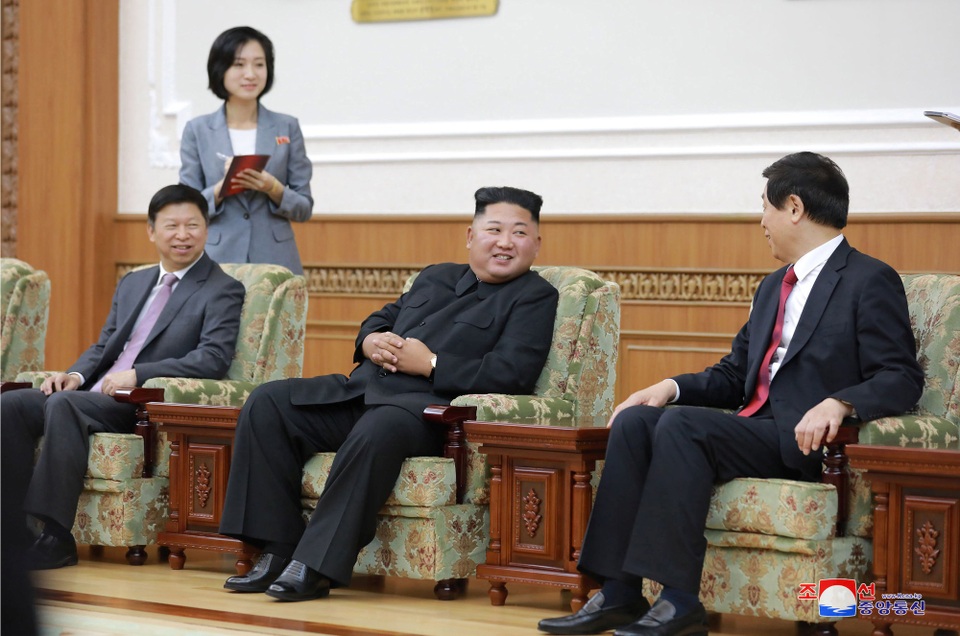 Sự đón tiếp hiếm có của ông Kim Jong-un dành cho quan chức Trung Quốc - 3 “Ông Kim Jong-un và bà Ri Sol-ju đã chào đón các thành viên của phái đoàn Trung Quốc tại sảnh của nhà hát. Sau màn chào hỏi và chụp ảnh chung với các vị khách Trung Quốc, ông Kim Jong-un đã có cuộc hội đàm với phái đoàn Trung Quốc”, truyền thông Triều Tiên đưa tin.