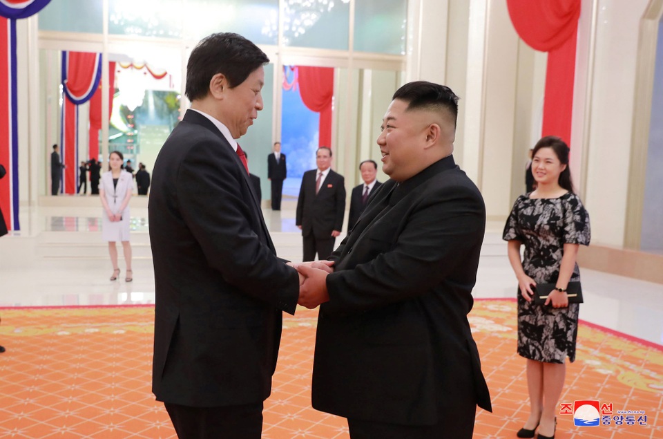 Sự đón tiếp hiếm có của ông Kim Jong-un dành cho quan chức Trung Quốc - 2 Nhà lãnh đạo Kim Jong-un đã tổ chức một chương trình nghệ thuật tại nhà hát Mansudae để đón tiếp chủ tịch Quốc hội Trung Quốc. Đệ nhất phu nhân Triều Tiên Ri Sol-ju cũng có mặt tại sư kiện này.