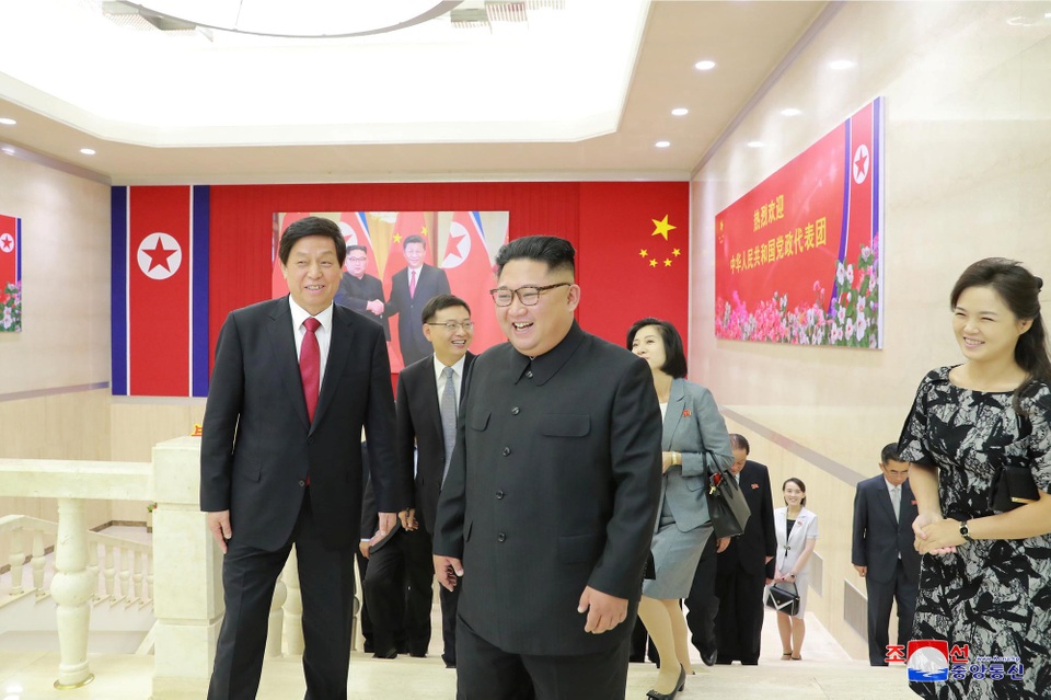 Sự đón tiếp hiếm có của ông Kim Jong-un dành cho quan chức Trung Quốc - 1 Truyền thông Triều Tiên đưa tin nhà lãnh đạo Kim Jong-un đã đón tiếp trọng thể Chủ tịch Quốc hội Trung Quốc Lật Chiến Thư nhân chuyến thăm của ông và phái đoàn cấp cao Trung Quốc tới Bình Nhưỡng. Ông Lật Chiến Thư, quan chức cấp cao thứ 3 tại Trung Quốc, được xem là “cánh tay phải” của Chủ tịch Trung Quốc Tập Cận Bình.