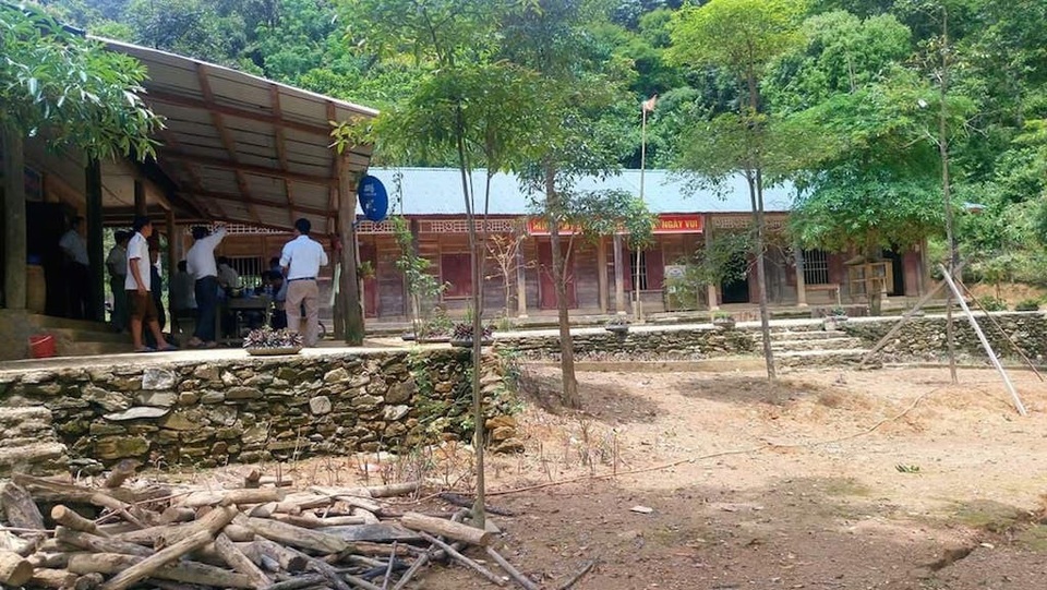 Xuất hiện vết nứt hình vòng cung, trường học phải di dời khẩn cấp - 13 UBND xã Mai Sơn cũng kiến nghị lên UBND huyện Tương Dương cần cử người lên khảo sát và sớm có chủ trương cùng UBND xã tháo dỡ Trường Tiểu học, KTX giáo viên tiểu học đến nơi an toàn để việc học tập cho các em trong năm học mới đảm bảo theo kế hoạch dạy học của nhà trường.