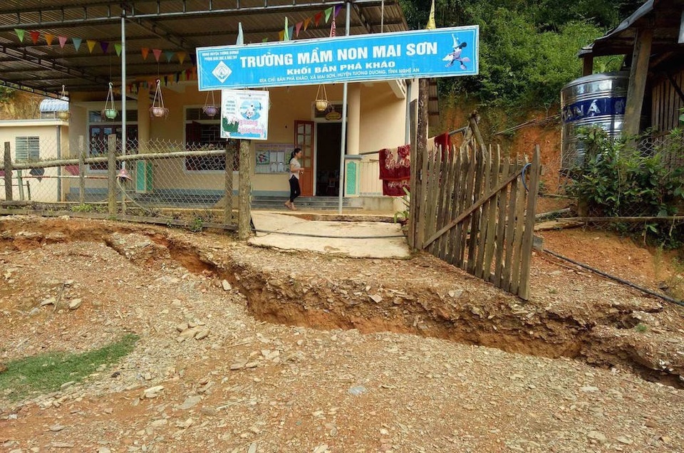 Xuất hiện vết nứt hình vòng cung, trường học phải di dời khẩn cấp - 10 Ngay sau khi phát hiện, UBND xã đã thành lập 2 đoàn công tác lên kiểm tra, tuyên truyền vận động nhân, giáo viên chủ động sơ tán người đến nơi an toàn.