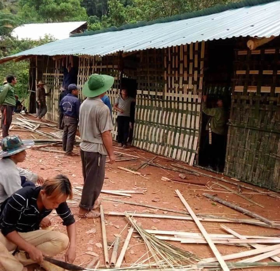 Xuất hiện vết nứt hình vòng cung, trường học phải di dời khẩn cấp - 12 Trước mắt UBND xã phối hợp cùng Ban giám hiệu các trường bố trí giáo viên và học sinh Mầm non sẽ học tại nhà cộng đồng bản. Trường Tiểu học sẽ mượn nhà dân (những hộ đi làm công ty có nhà để trống) để bố trí đảm bảo cho việc học tập của thầy cô và học sinh.