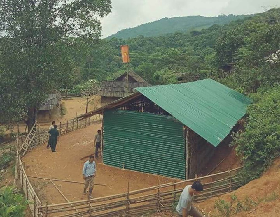 Xuất hiện vết nứt hình vòng cung, trường học phải di dời khẩn cấp - 11
Sau kiểm tra, UBND xã vận động nhân dân làm mới 5 phòng học tạm lợp mái tôn, thưng phên nứa, kinh phí mua tôn sử dụng nguồn tiền dịch vụ môi trường rừng của bản.
