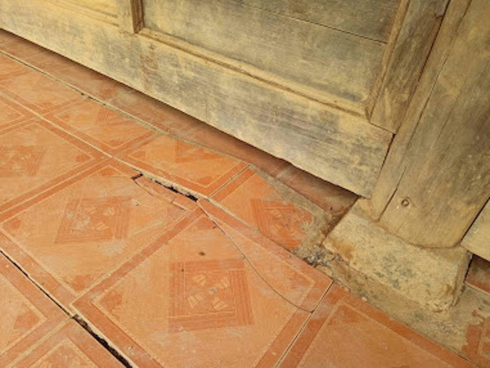 Xuất hiện vết nứt hình vòng cung, trường học phải di dời khẩn cấp - 9 Trong phạm vi nguy cơ sạt lở cao nguy hiểm đến tính mạng con người và tài sản; trong đó có Trường Mầm non; Trường Tiểu học; KTX giáo viên Tiểu học bị ảnh hưởng khá nặng nề