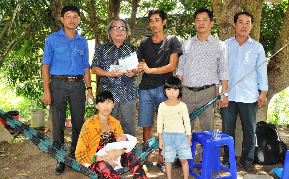 Đại diện bạn đọc Dân trí, Nhà báo Phan Huy - Trưởng VPĐD báo Dân trí tại TP Cần Thơ trao số tiền 335.560.000đồng cho gia đình chị Hồ Thị Quý