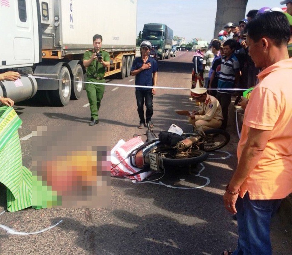 Người phụ nữ chết thảm tại “điểm nóng” giao thông - 1 Hiện trường vụ tai nạn giao thông thương tâm.