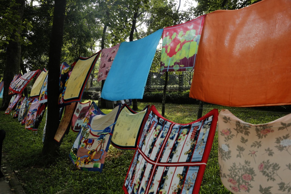 Hơn 100 chiếc khăn lụa Bảo Lộc được trưng bày trong không gian sân khấu. Những chiếc khăn lụa in và nhuộm tay đã làm cho không gian của Núi Nùng trở nên sinh động, khiến công chúng có thể thấy rõ sự sáng tạo trên từng cm từ những bàn tay tài hoa của các NTK và những người thợ thủ công.