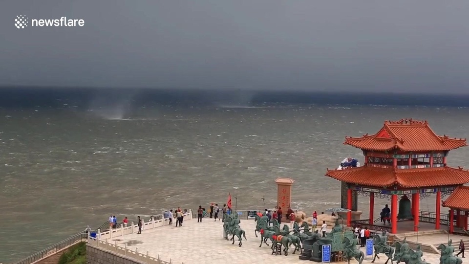 Nhiều vòi rồng đột nhiên cùng xuất hiện một lúc trên bầu trời - 2 Đây là lần đầu tiên vùng biển này xuất hiện cùng lúc nhiều vòi rồng đến vậy, thu hút sự chú ý của người dân và du khách