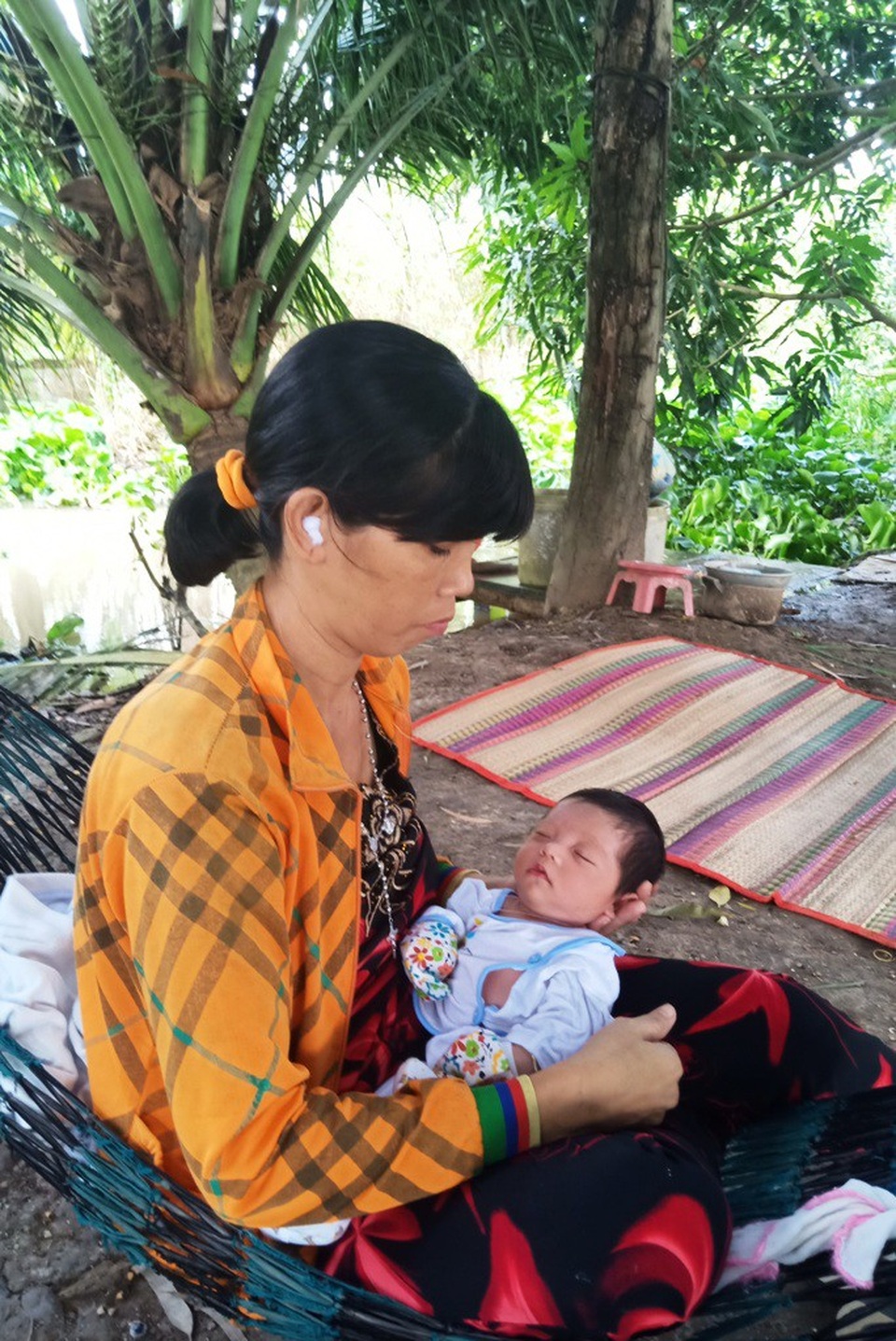 Tiếp nhận số tiền bạn đọc hỗ trợ, chị Quý xúc động và hai vợ chồng chị xin trích 50 triệu đồng gửi lại UBND phường Long Hưng để hỗ trợ những hoàn cảnh khó khăn như chị