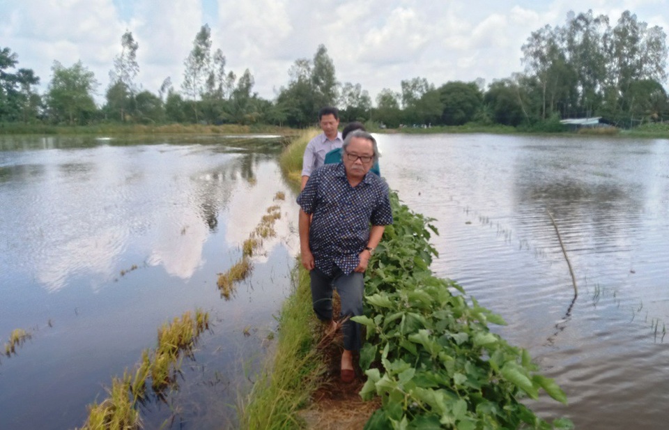 Nhà báo Phan Huy cùng lãnh đạo UBND phường Long Hưng đến tận nhà thăm hỏi và trao tiền nhân ái cho mẹ con chị Hồ Thị Quý