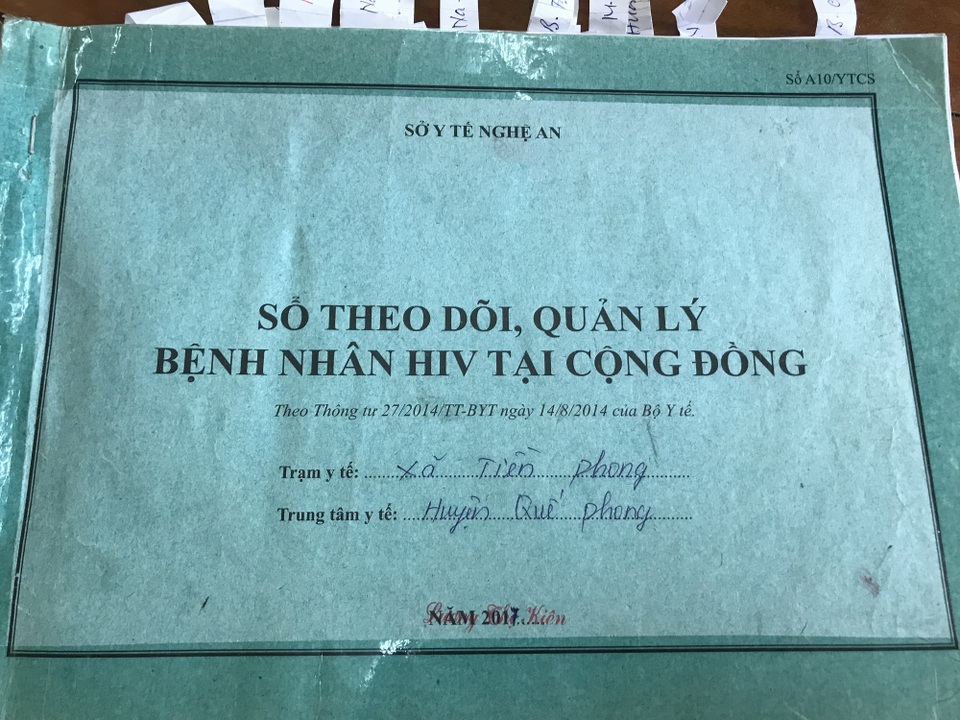 Xã nghèo có hơn 400 người điều trị HIV - 2 “Cuốn sổ tử” theo thời gian vẫn dài thêm khiến nữ trạm trưởng không khỏi đau lòng.