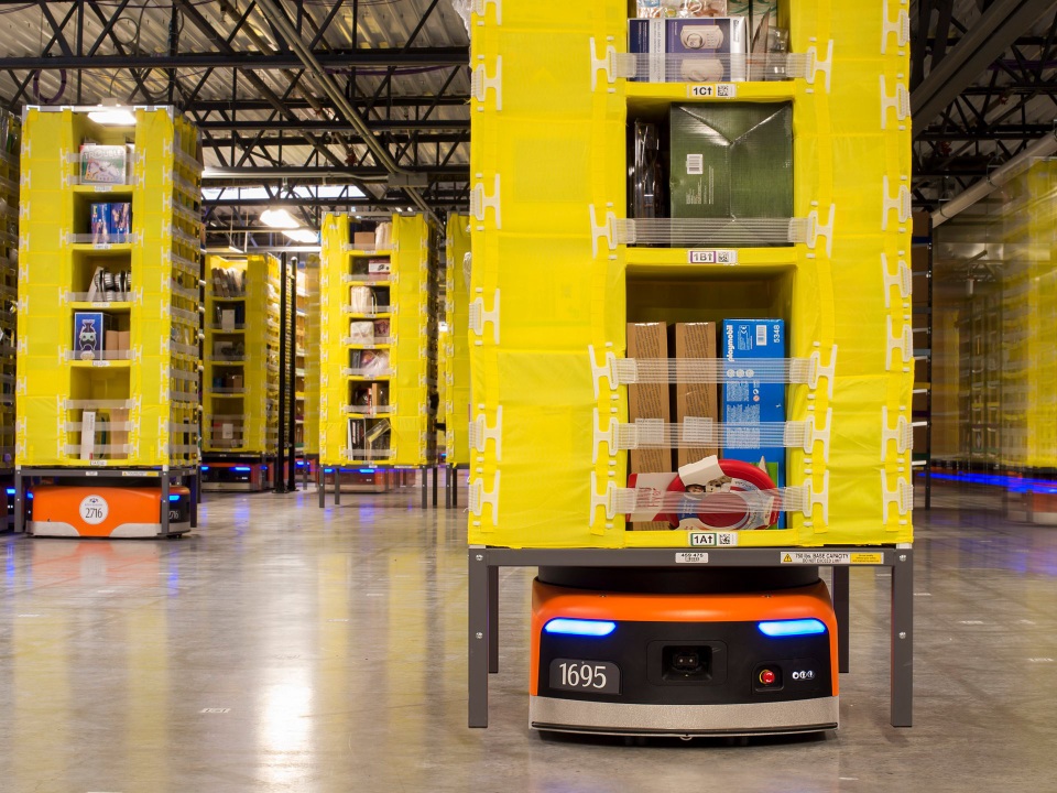 Amazon gây sốc khi lộ ý định không ai có thể tưởng tượng được - 1 Amazon đang ứng dụng nhiều công nghệ robot và tự động hóa trong nhà kho, nhưng một số bằng sáng chế gần đây của họ đã bị dư luận phản đối dữ dội.