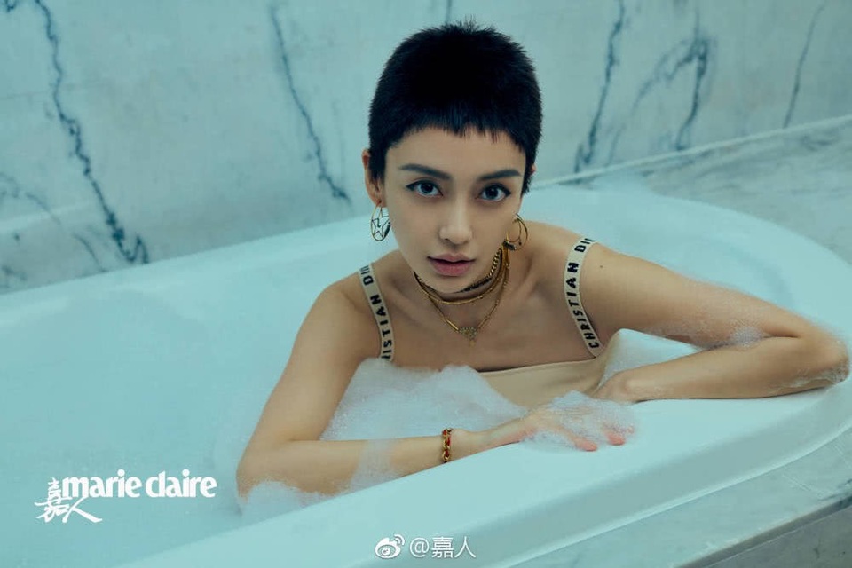 Bất ngờ “xuống tóc”, Angelababy được cư dân mạng quan tâm - 5
Năm ngoái, Angelababy quyết định làm lại răng để thay đổi ngoại hình sau khi sinh con trai đầu lòng. Cô được khen ngày càng xinh đẹp và mặn mà sau khi lên chức mẹ. Nữ diễn viên sinh năm 1989 kết hôn với Huỳnh Hiểu Minh vào năm 2015 và cô sinh con trai đầu lòng vào cuối năm 2016.