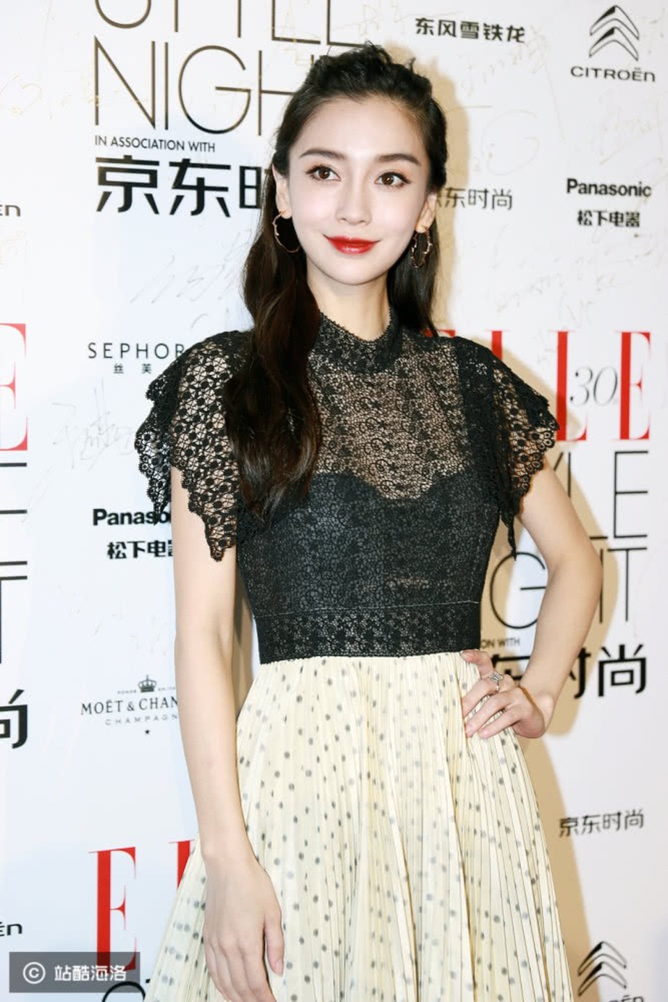 Bất ngờ “xuống tóc”, Angelababy được cư dân mạng quan tâm - 10
Ngôi sao nổi tiếng được khen là một trong những biểu tượng về nhan sắc của làng giải trí Hoa ngữ hiện tại. Cô luôn có tên trong danh sách những ngôi sao xinh đẹp nhất làng giải trí Hoa ngữ. Cô hiện vừa là diễn viên, người mẫu ảnh, kiêm ca sĩ, MC truyền hình... Cô luôn cố gắng làm thật tốt công việc của bản thân.