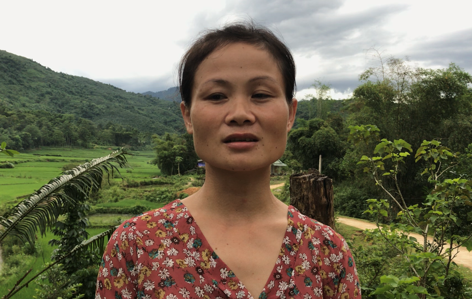 Ghi ở “tâm bão H”: Đi tìm lời giải nơi vùng sơn cước - 4 Chị Hồ Thị Phương Lê một trong những y tá bản xung kích nhất trong cuộc chiến với H, chị đã từng bỏ công chở từng bệnh nhân đến phòng khám xét nghiệm.