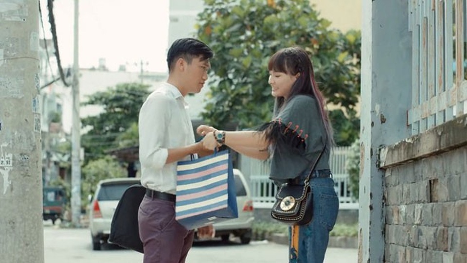 Bảo Thanh: “Mr Cần Trô Xuân Nghị cũng “lầy lầy, bựa bựa” giống tôi” - 3 Bảo Thanh chia sẻ, cảnh Sol đến tận cơ quan tặng quà cho chàng cảnh sát khiến đoàn làm phim vất vả vì phải quay đi quay lại.