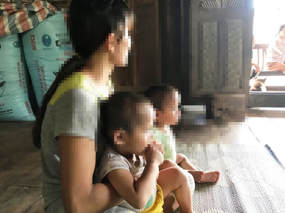 Ghi ở “tâm bão H”: Đi tìm lời giải nơi vùng sơn cước - 3 Chị H.T.T và hai con trai mới 16 tháng tuổi cùng có H, chị là một trong những trường hợp xót xa nhất tại “tâm bão H”.