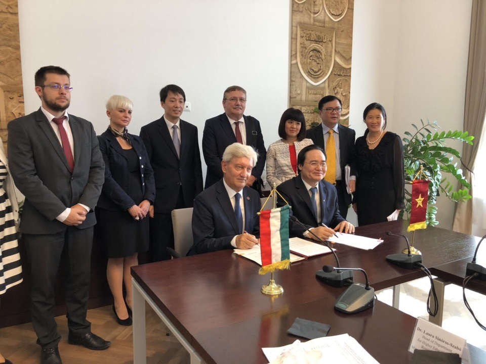 Nâng quan hệ hợp tác về giáo dục và đào tạo Việt Nam - Hungary lên một tầm cao mới - 3
Bộ trưởng Phùng Xuân Nhạ cùng với Bộ trưởng Nguồn nhân lực Hungary