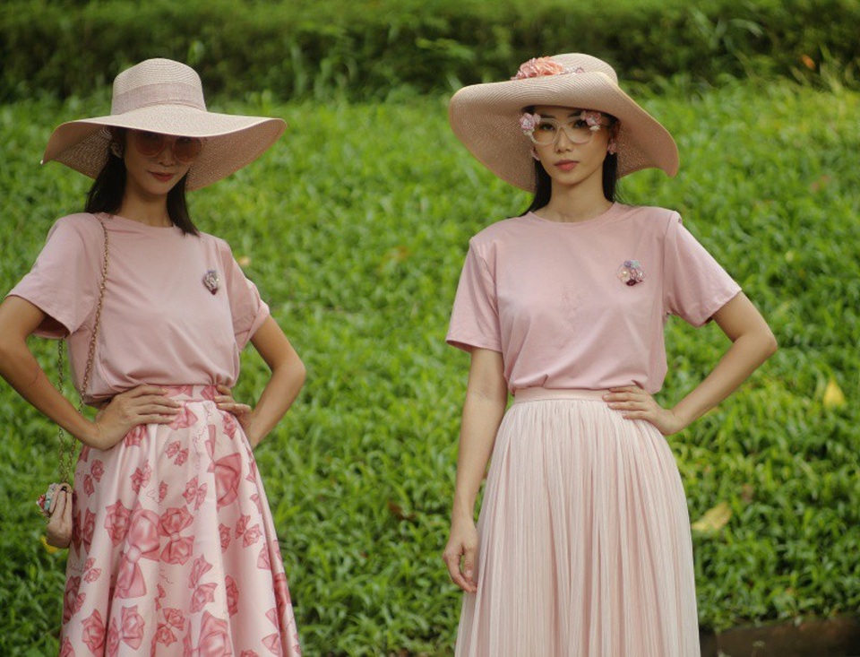 Hoa hồng, màu hồng, những áng mây… là những hình ảnh mà Cao Minh Tiến muốn xây dựng nên chân dung một người phụ nữ hiện đại mang dáng vẻ lãng mạn và trong sáng.