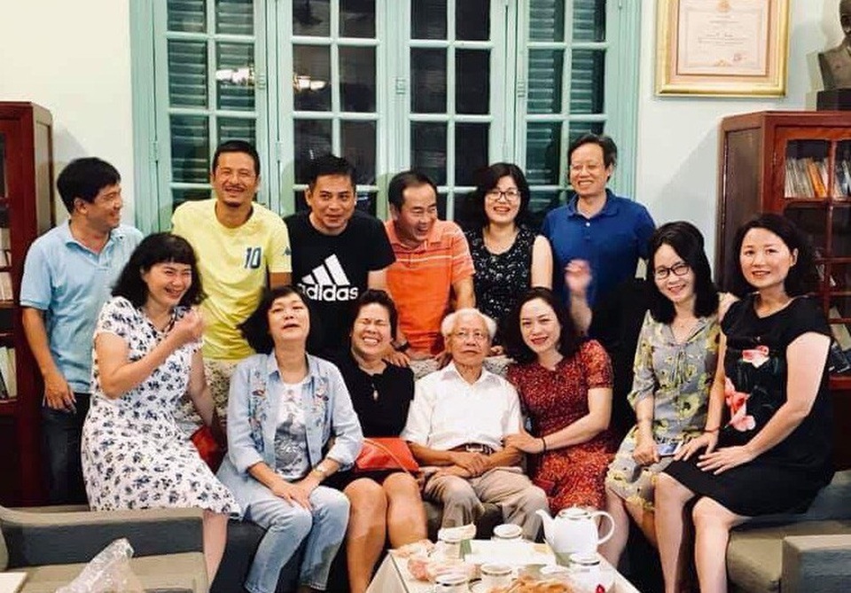 Cựu học sinh trường Thực nghiệm: “May mắn vì được hưởng phương pháp của GS. Hồ Ngọc Đại!” - 4 Các cựu học sinh trường Thực Nghiệm theo học chương trình Công nghệ giáo dục tới thăm GS. Hồ Ngọc Đại. Nhiều người cho biết, họ may mắn vì được học chương trình Công nghệ giáo dục.