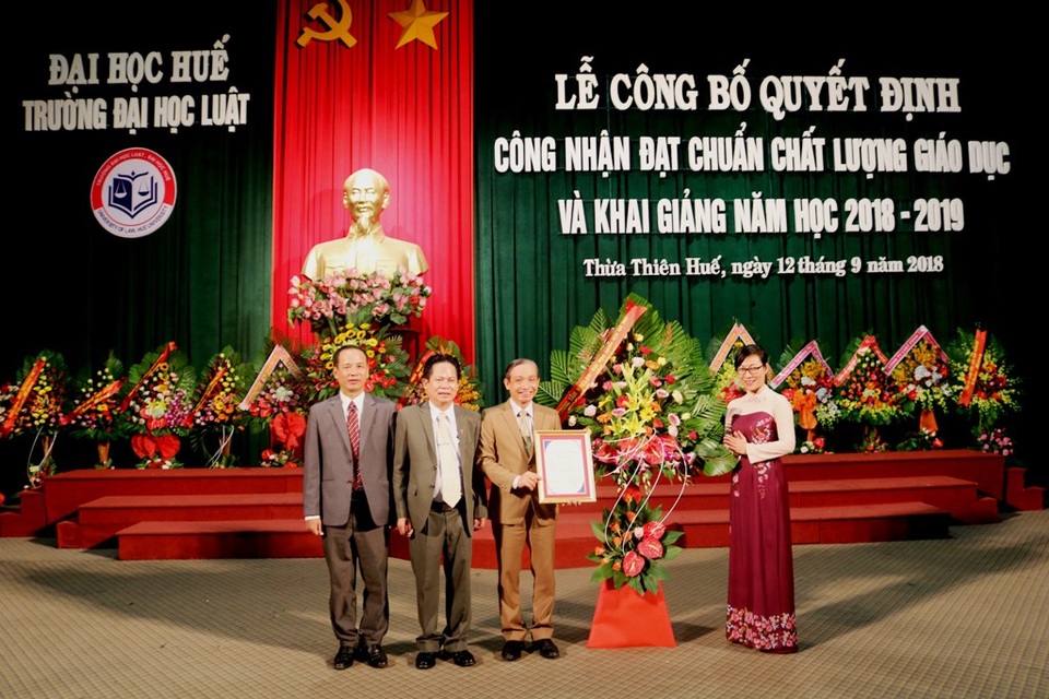 Đại học Luật Huế được công nhận đạt chuẩn chất lượng giáo dục - 1 TS. Tạ Thị Thu Hiền, Phó Giám đốc phụ trách Trung tâm Kiểm định chất lượng giáo dục, Đại học Quốc gia Hà Nội (phải) trao Giấy chứng nhận Kiểm định chất lượng giáo dục cho Trường Đại học Luật - Đại học Huế.