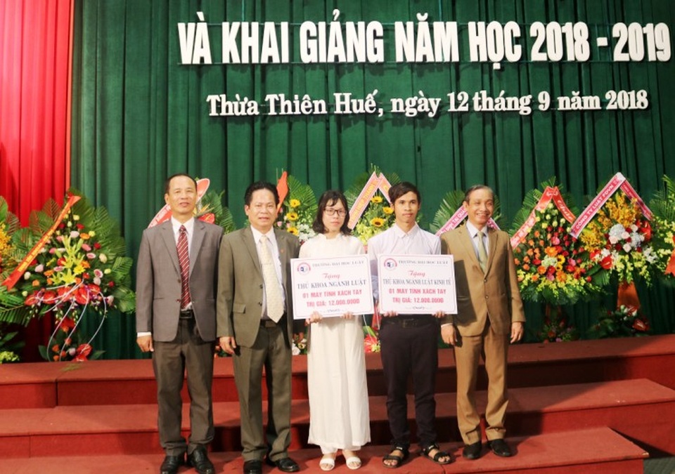 Đại học Luật Huế được công nhận đạt chuẩn chất lượng giáo dục - 2 2 tân thủ khoa ngành Luật và Luật Kinh tế được nhà trường khen thưởng