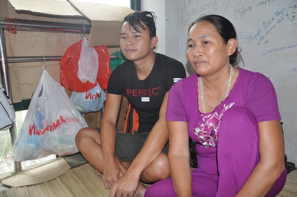 Tắc mạch phổi, tính mạng của người bố nghèo nguy kịch - 3 Cô và con trai đã 2 tháng qua vay mượn khắp mọi nơi tiền để cứu chú Mô.