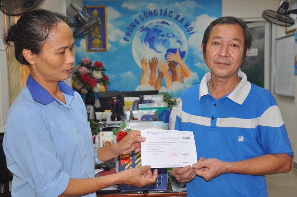 Bé Duy Dương bị dập phổi được bạn đọc giúp đỡ hơn 86 triệu đồng - 4 Chị trích 10.000.000 đồng giúp đỡ gia đình cháu Nguyễn Xuân Đồng (7 tuổi) bị tai nạn giao thông.