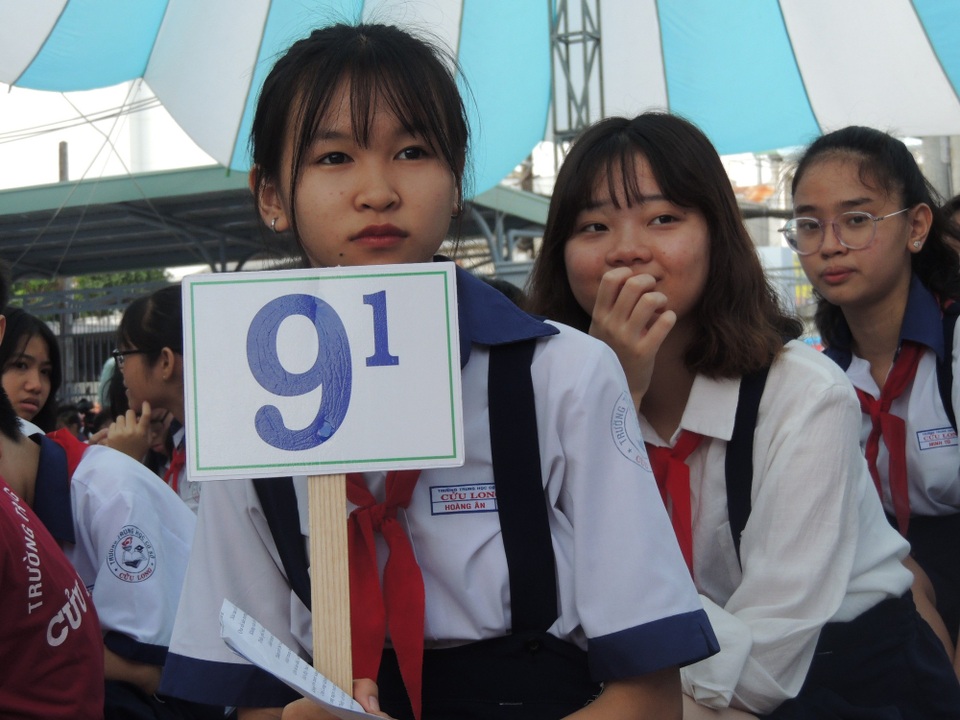 TPHCM sẽ “mạnh tay” với dạy học thêm, thu chi sai quy định - 1 Học sinh tại TPHCM bước vào năm học mới