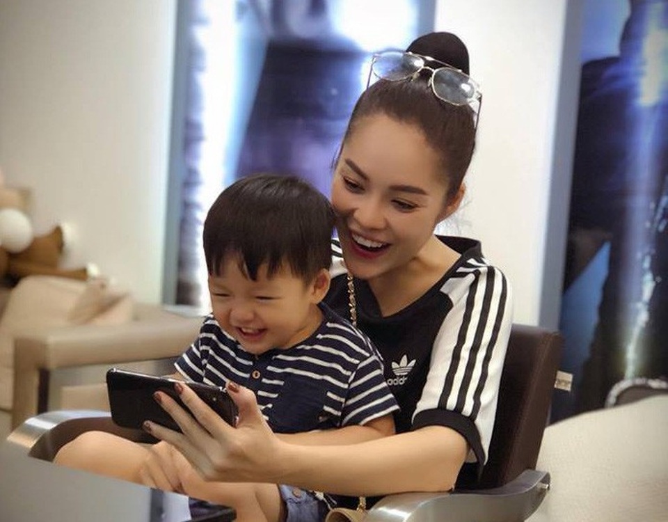 Dương Cẩm Lynh chia tay chồng: “Chấp nhận buông bỏ khi mọi chuyện không theo ý muốn” - 3 Trên trang cá nhân, Dương Cẩm Lynh thường xuyên chia sẻ hình ảnh hạnh phúc bên con trai