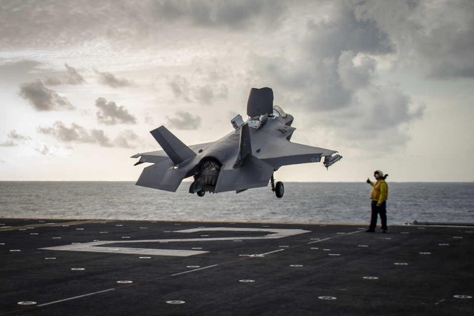 Mỹ điều tàu sân bay chở F-35B tiến về Trung Đông giữa lúc căng thẳng - 1 Máy bay F-35B cất cánh từ tàu USS Essex (Ảnh: Hải quân Mỹ)