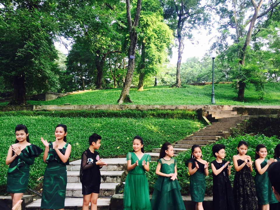 Núi Nùng rất xanh sau cơn mưa rào vội vàng để lại một màu xanh mướt mát tô điểm cho những BST trong ngày đầu tiên của Tuần lễ Thời trang Việt Nam Xuân - Hè 2019 trở nên thanh thoát.