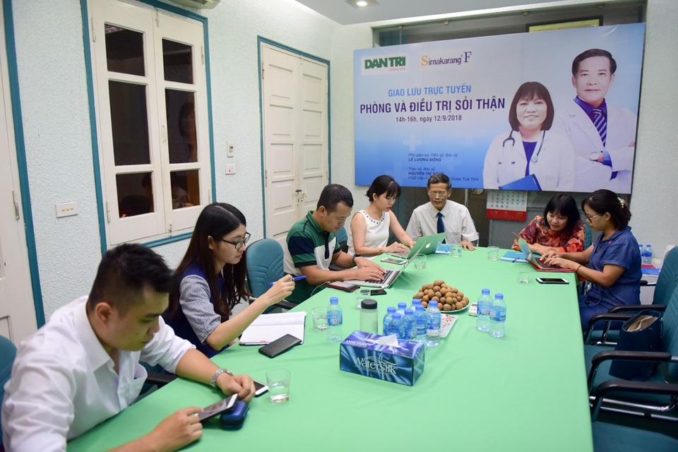 Giao lưu trực tuyến: Phòng và điều trị sỏi thận, sỏi niệu quản, sỏi bàng quang - 2
Toàn cảnh buổi giao lưu chiều 12/9 tại toà soạn Dân trí.