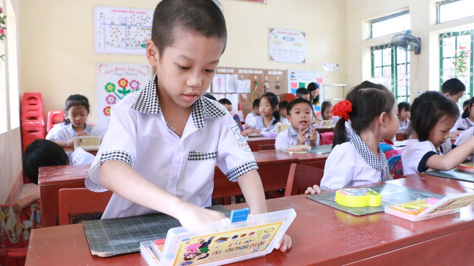 Địa phương có 100% trường tiểu học dạy Công nghệ giáo dục của GS Hồ Ngọc Đại nói gì? - 2
Học sinh sử dụng bộ đồ dùng học tập môn Tiếng Việt CNGD tại Trường tiểu học Vĩnh Trụ (huyện Lý Nhân, Hà Nam). (Ảnh: Đ. Cường)