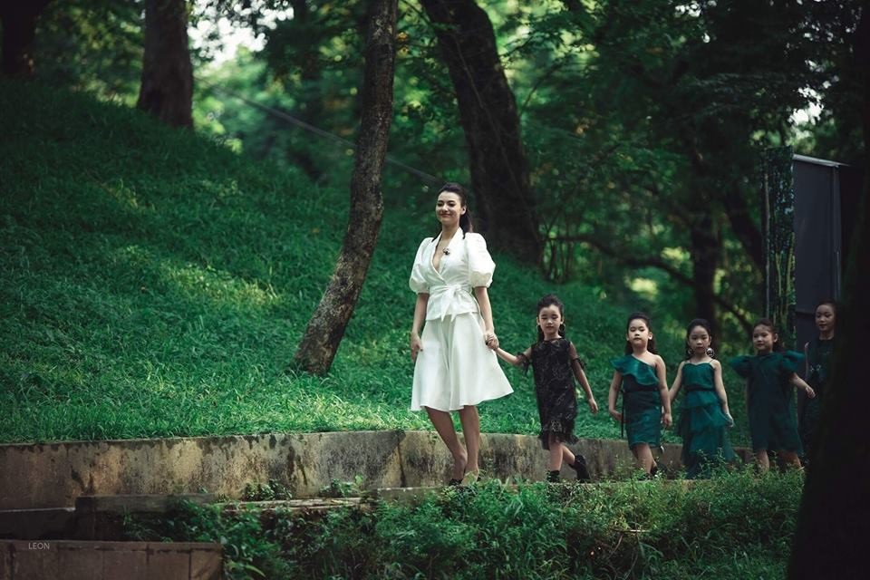 Người mẫu Hồng Quế xuất hiện cùng dàn mẫu nhí. Màn trình diễn tự tin, xuất sắc không kém dàn mẫu chuyên nghiệp của các mẫu nhí khiến người xem vô cùng ấn tượng.