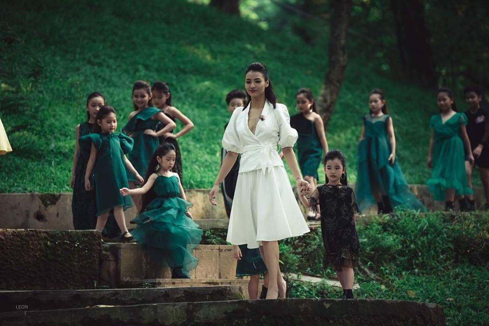 Đại sứ Ý Cecillia Piccioni bày tỏ sự ấn tượng trước màn trình diễn của các người mẫu nhỏ tuổi này.