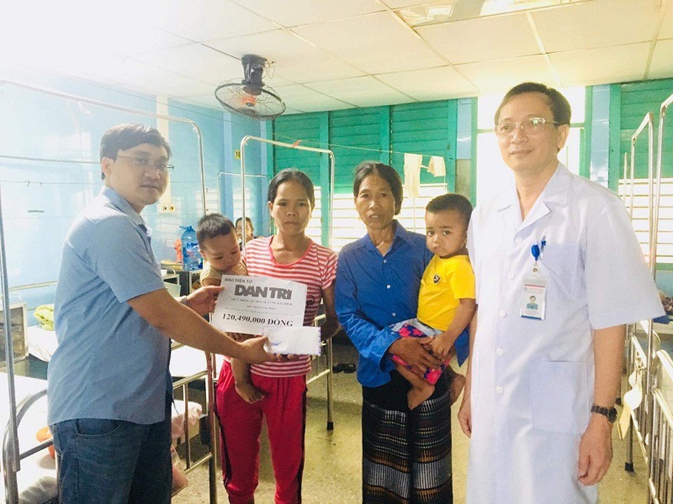 Phóng viên Dân trí cùng lãnh đạo Bệnh viện Hữu nghị Việt Nam - Cu Ba Đồng Hới trao tiền của bạn đọc cho gia đình cháu Nguyễn Văn Son