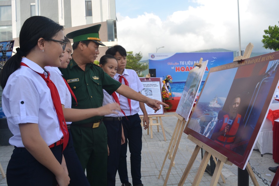 Đà Nẵng: Triển lãm tư liệu báo chí về Hoàng Sa - 2 Gần 300 bài báo tư liệu về Hoàng Sa sưu tầm suốt hơn 30 năm qua được trưng bày tại Triển lãm