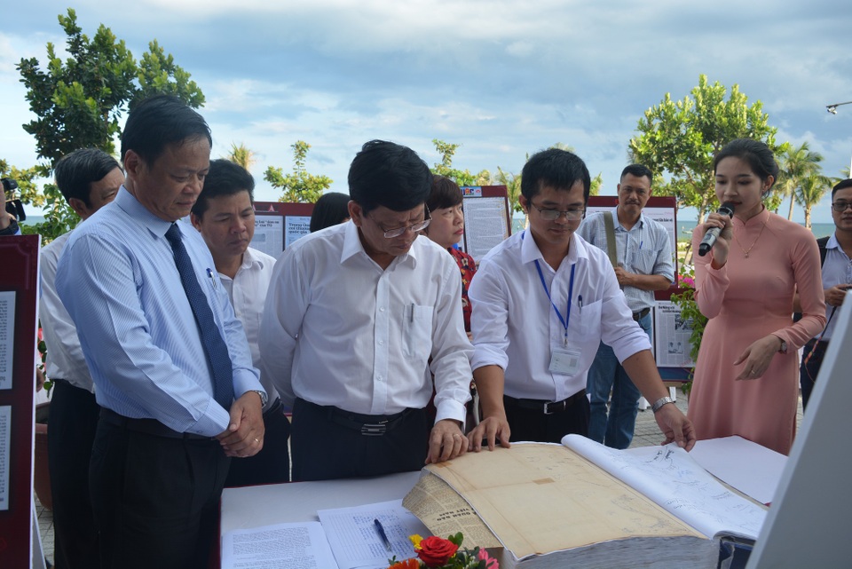Đà Nẵng: Triển lãm tư liệu báo chí về Hoàng Sa - 1 Triênr lãm tư liệu báo chí về Hoàng Sa vừa khai mạc tại Đà Nẵng chiều 12/9