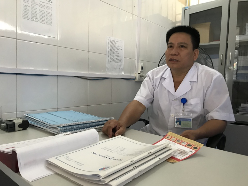 Ghi ở “tâm bão H”: Đi tìm lời giải nơi vùng sơn cước - 6 Ông Mạc Văn Lâm - Trưởng phòng khám OPC Trung tâm Y tế huyện Quế Phong cho biết hiện tại phòng khám đang điều trị cho 1.123 bệnh nhân có H tập trung tại các xã như Tiền Phong, Mường Nọc, Đồng Văn...