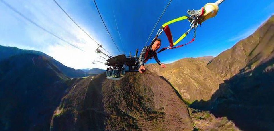 Rợn tóc gáy với trò chơi “súng cao su người” độc nhất thế giới - 2 Rợn tóc gáy với trò chơi “súng cao su người” độc nhất thế giới - 2