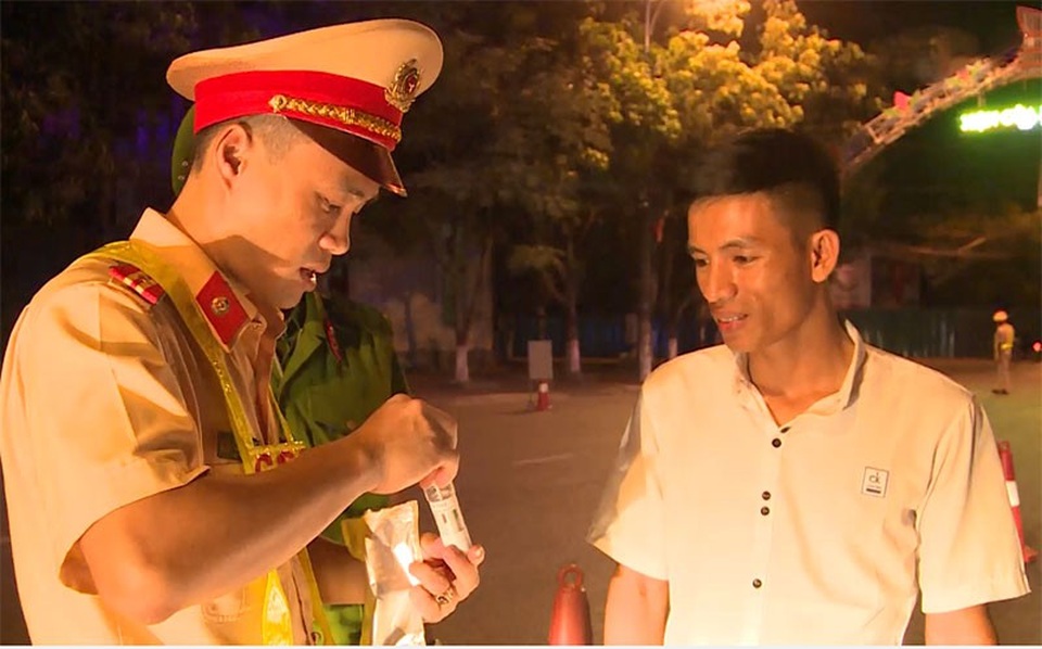 Tài xế vui vẻ phối hợp với lực lượng chức năng tiến hành kiểm tra chất ma túy.