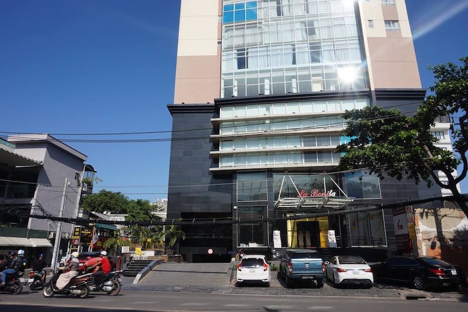 Bị phạt 45 triệu đồng vì tự ý "vẽ" công năng tầng mái cao ốc - 1 Công ty Nam Thị đã xây dựng ngăn phòng trên tầng mái, diện tích 305m2 và sử dụng tầng kỹ thuật làm văn phòng công ty, diện tích 551m2.