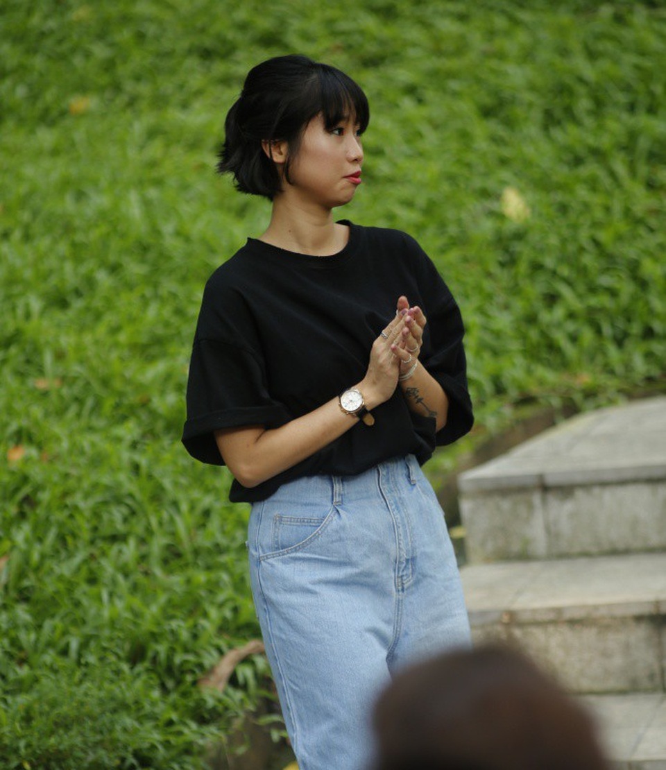 Cũng chọn lụa cao cấp cho BST của mình, NTK Nhi Hoàng khéo léo xử lý chất liệu bằng kỹ thuật thêu khoét rỗng bằng hoạ tiết hoa lan và hoa cẩm chướng.