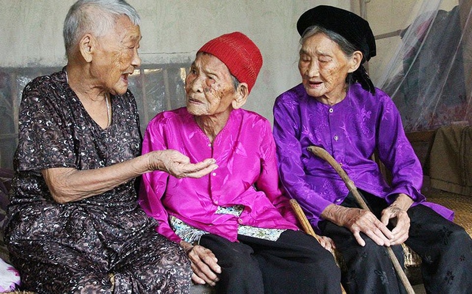 Cuộc sống ba chị em gái thọ trên 100 tuổi ở Nghệ An - 1 Ba chị em ruột trên 100 tuổi vui vẻ mỗi khi gặp nhau.